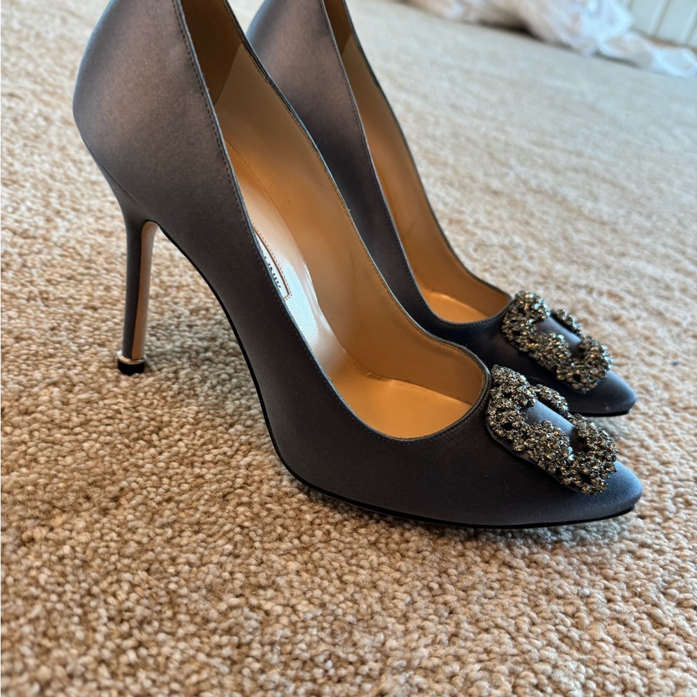 Manolo Blahnik - Hangisi Heel - Grey Blue Satin Jewel Buckle Pumps open … - Picture 10 of 10